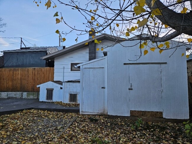 Building Photo - 2038 W Sherman St