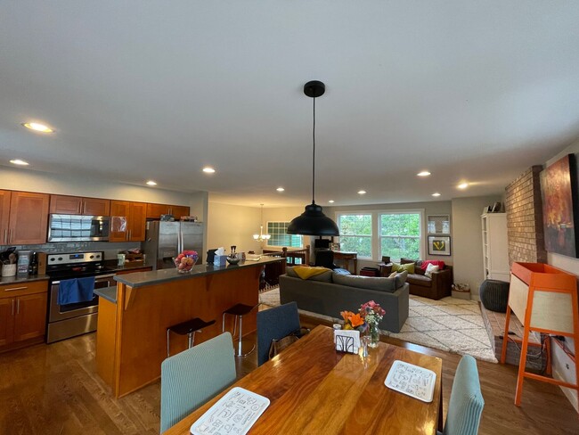 Foto del edificio - Spacious Corner-Lot Home 4 bed 3 bath – Gr...