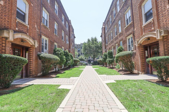 Building Photo - 652 W Oakdale Ave