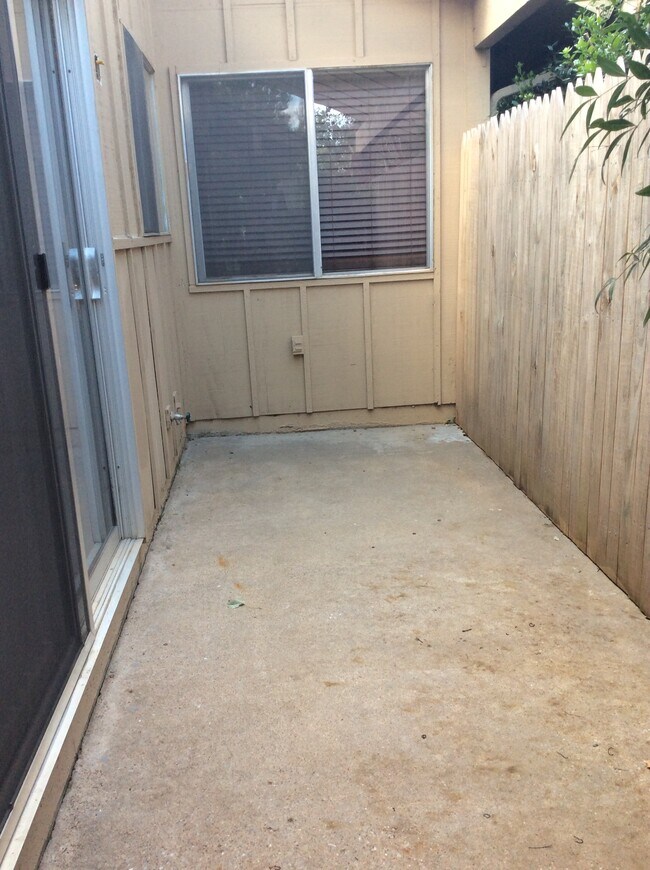 Building Photo - 12117 Foxglove Ct