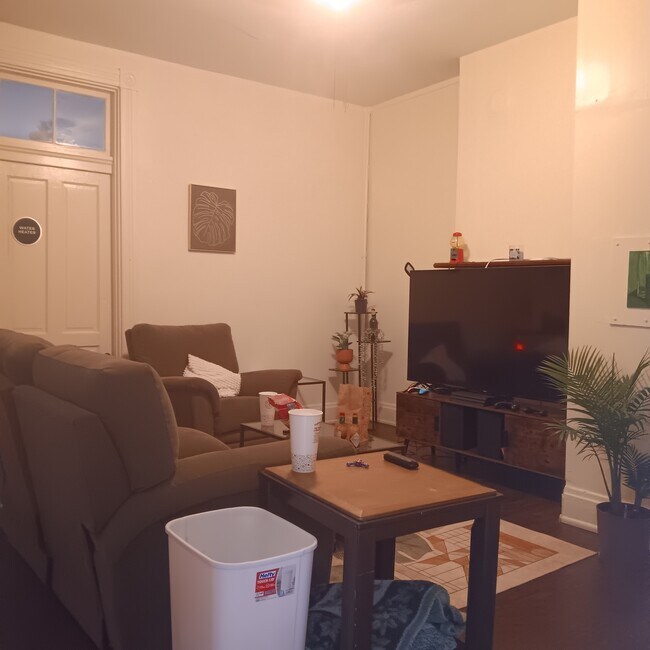 ¡Cabe un televisor grande! Suelos de tablones fáciles de limpiar. - 2230 Ravine St