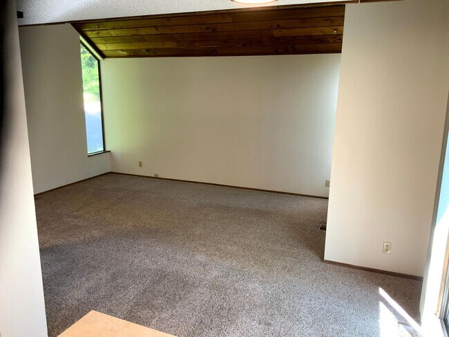 Foto del edificio - Two Bedroom Duplex in South Hills Area