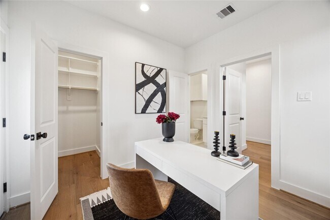 Building Photo - 2806 Mills St