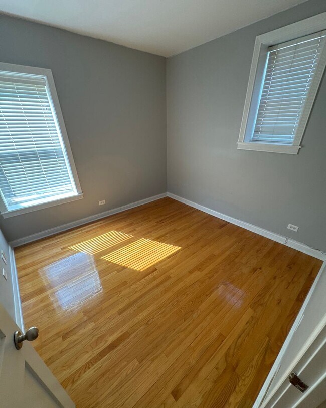 Foto del edificio - Beautiful 3 bedroom 2 bathroom condo In Near Presidential Library
