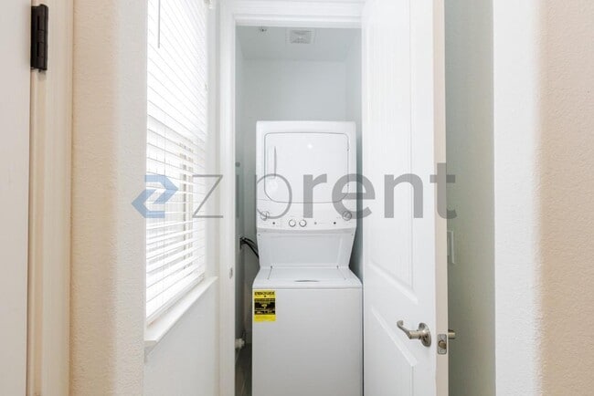 Building Photo - Unit