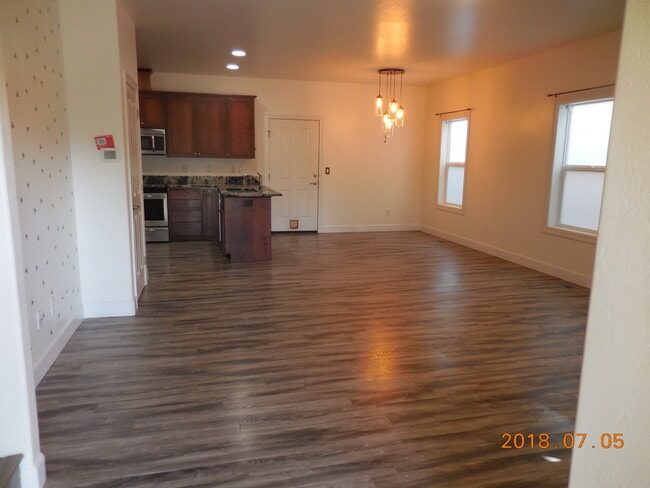 Building Photo - 3 Bedroom 2.5 Bath Townhouse  2 car garage