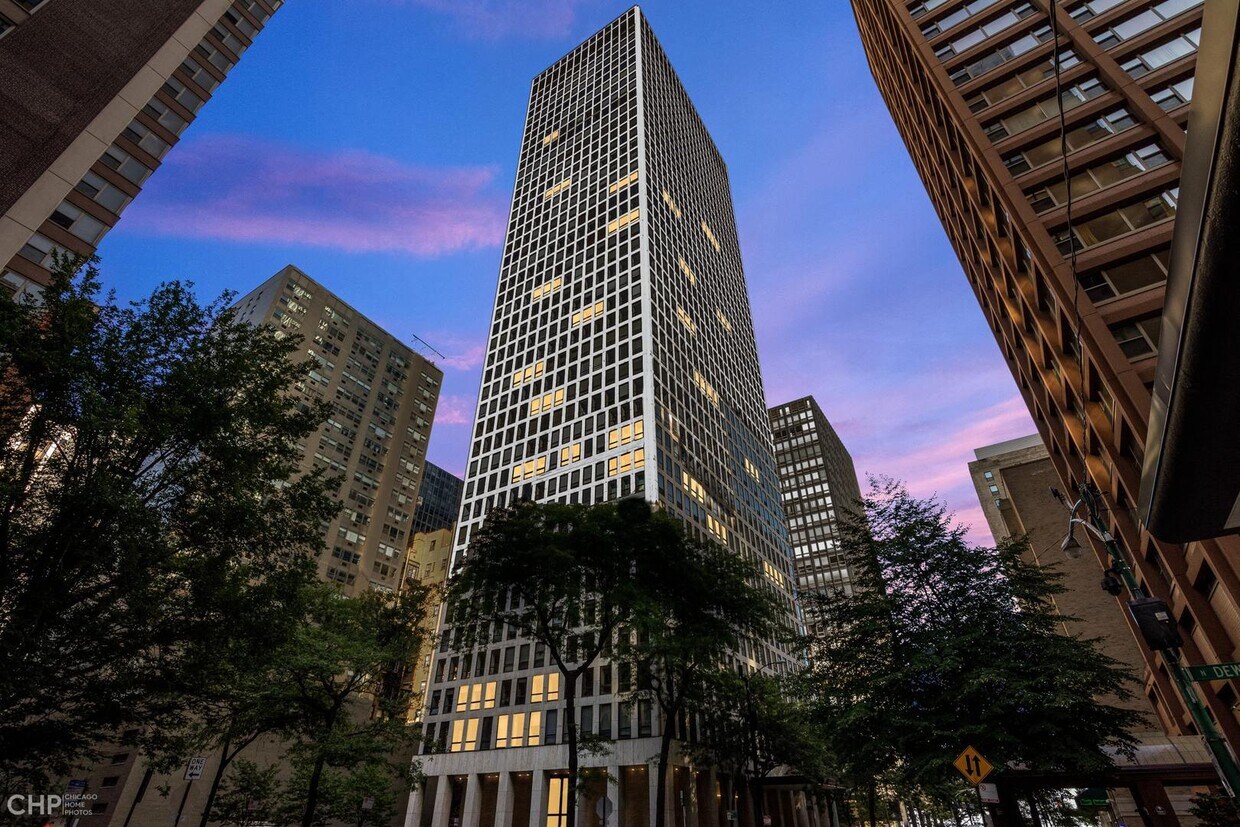 Foto principal - 260 E Chestnut St