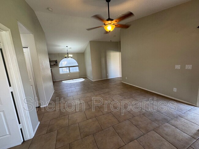 Foto del edificio - 15828 W Latham St