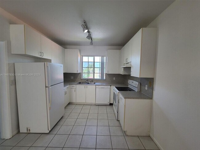 Building Photo - 2/2 FABULOUS CONDO. WALK TO DOWNTOWN HOLLY...