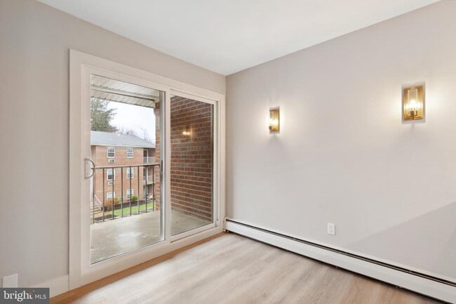 Building Photo - 176 W King St