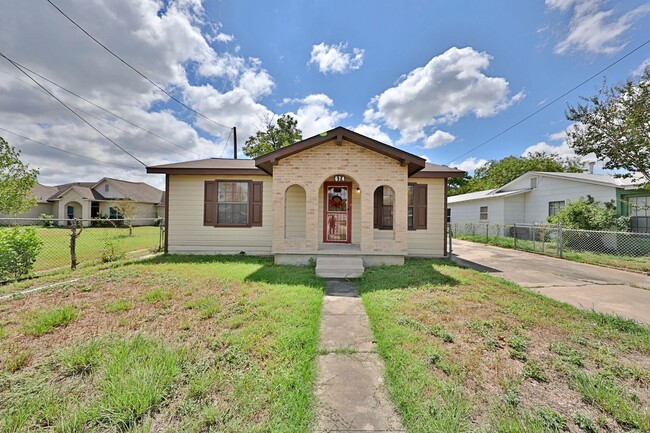 Building Photo - Charming 3/1.5 Home Available for Lease!