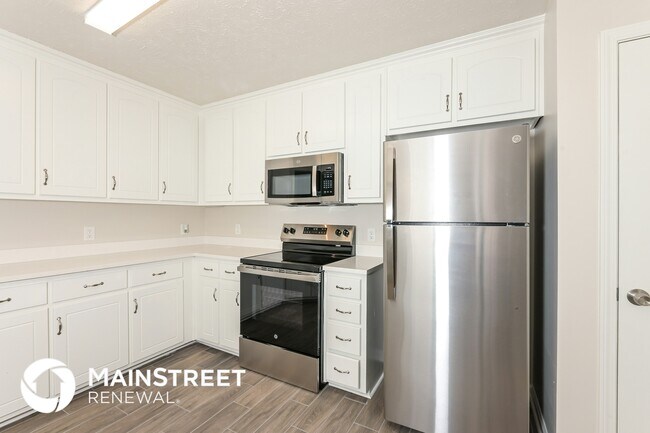 Building Photo - 1599 Queen Elizabeth Dr