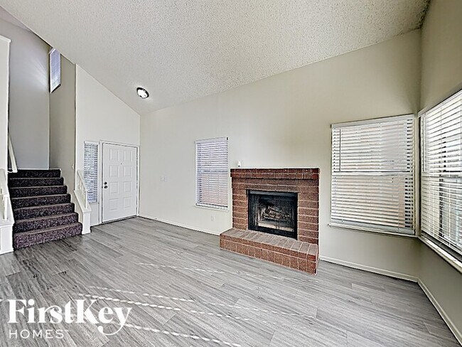 Foto del edificio - 7147 Shadow Crest Dr