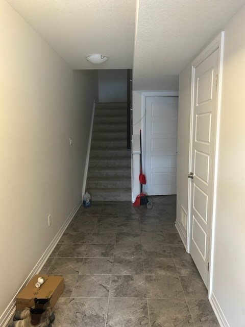 Building Photo - 115 S Creek Dr