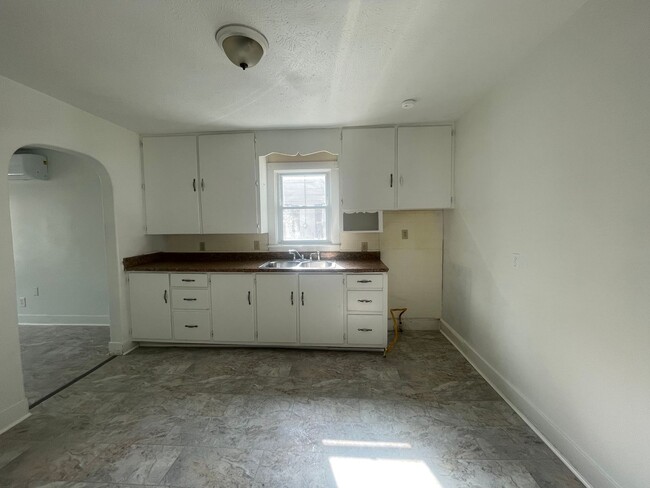 Building Photo - Cute 2 Bedroom 1 bath home in the Heart of...