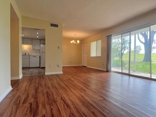 Foto del edificio - Charming 2-Bedroom Apartment Home in The Fairways – Silver Springs Shores