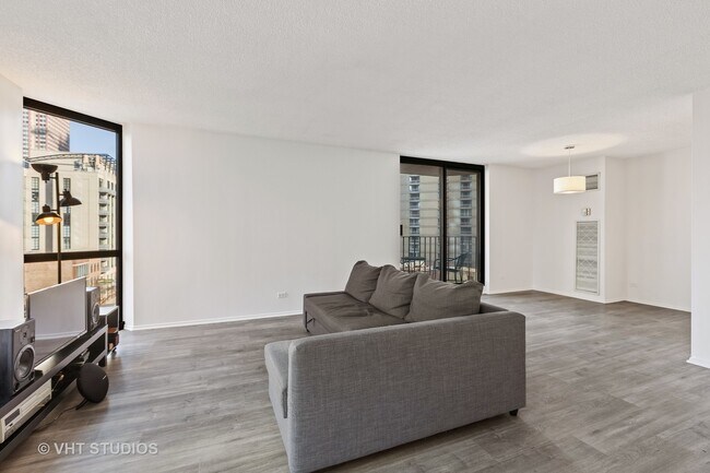 Foto del edificio - 70 W Huron St
