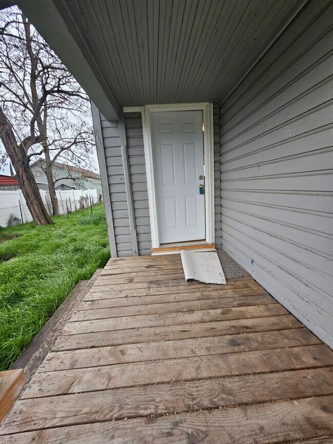 Foto del edificio - Almost 1300 sqft of Living Space with Plenty of Parking