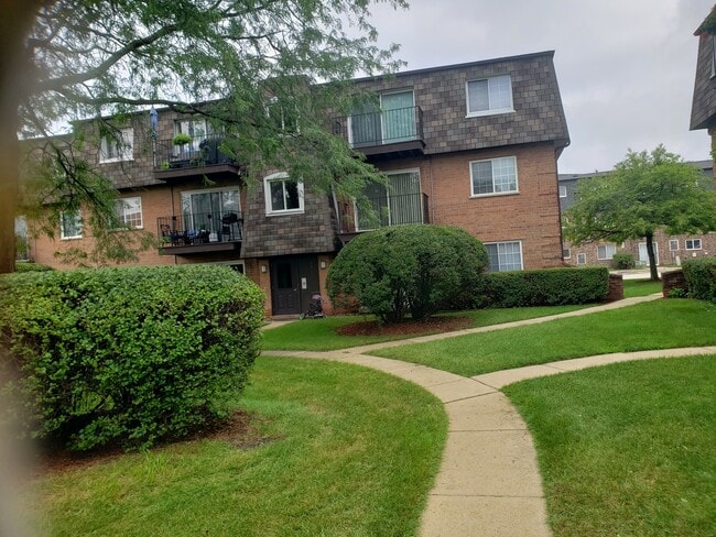 Building Photo - 9397 Bay Colony Dr