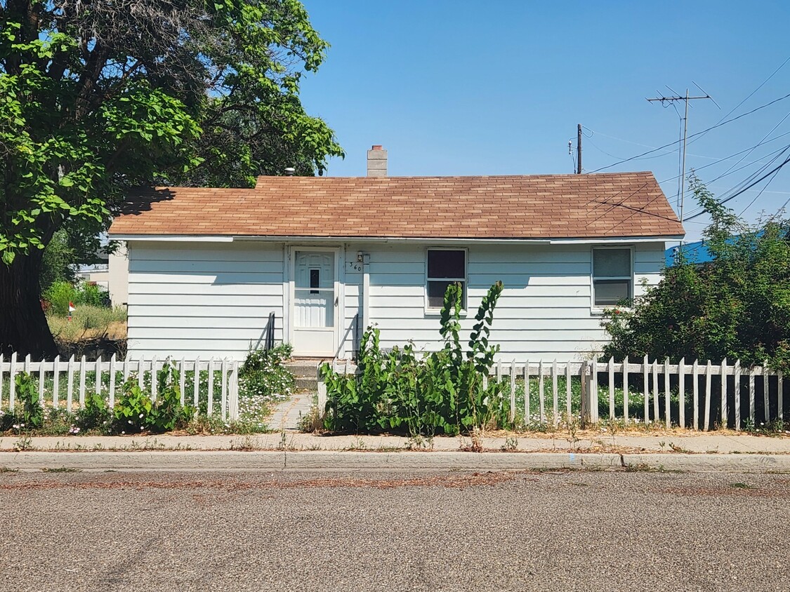 Primary Photo - 360 W 8th S St