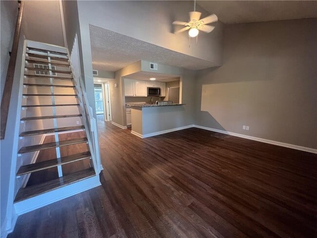 Building Photo - 1001 Park Hill Dr