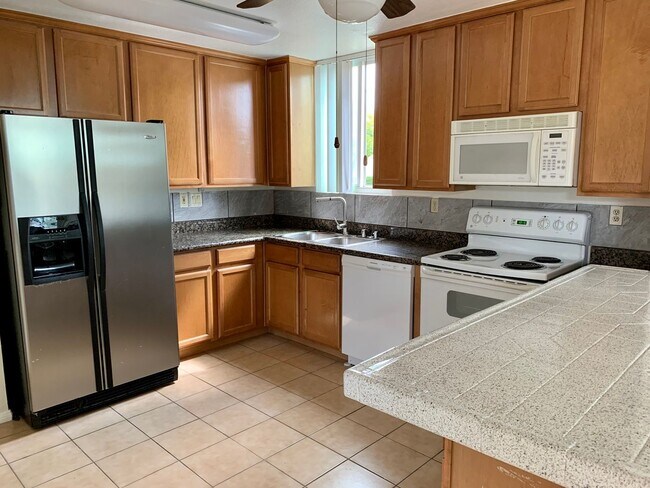 Building Photo - SPACIOUS 3-BEDROOM / 2-BATH APARTMENT IN C...