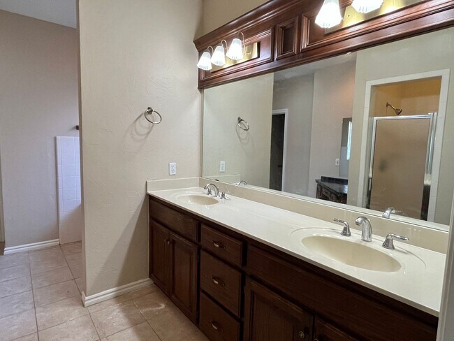 Foto del edificio - Large 3 Bed 2.5 Bath In Edmond