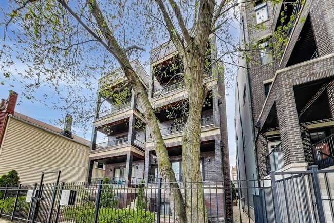 Building Photo - 1441 W Augusta Blvd
