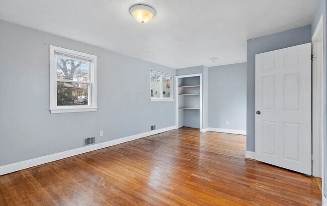 Building Photo - 32 Violet St