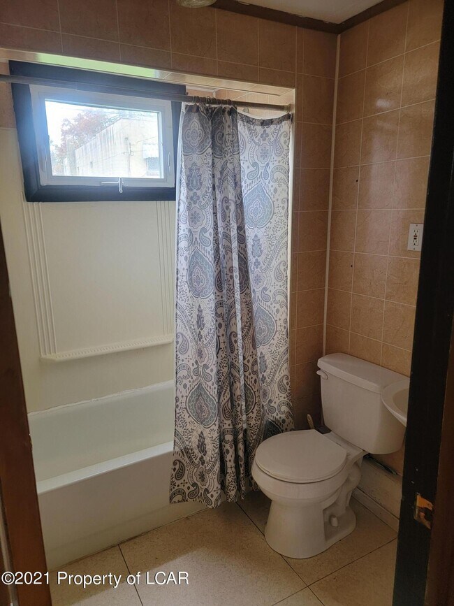 Building Photo - 428 W 19th St