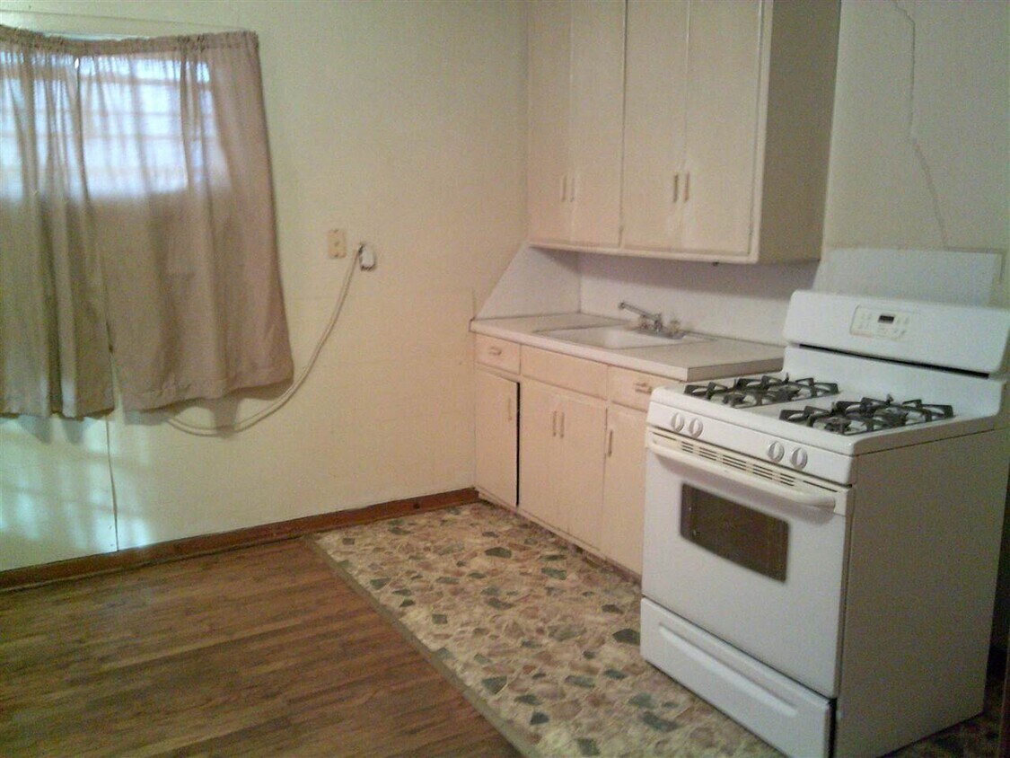 Building Photo - 1212 SW D Ave