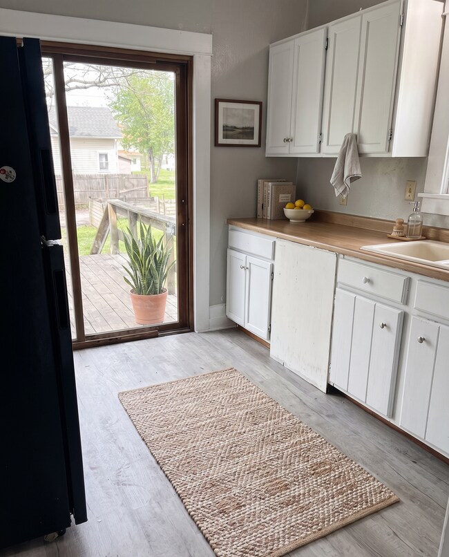 Foto del edificio - Charming Home with Massive Yard & Creative Space!