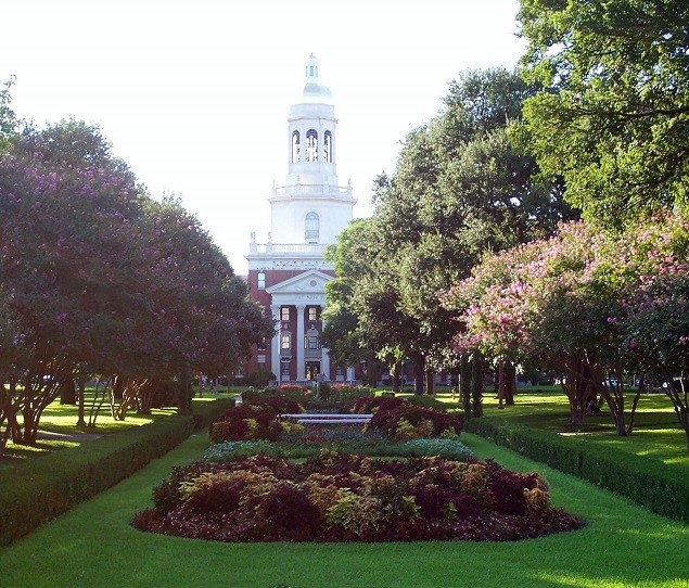 The beautiful courtyard and Pat Neff Hall