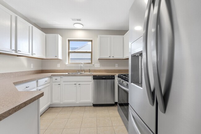 Building Photo - 300 Taddeo Dr