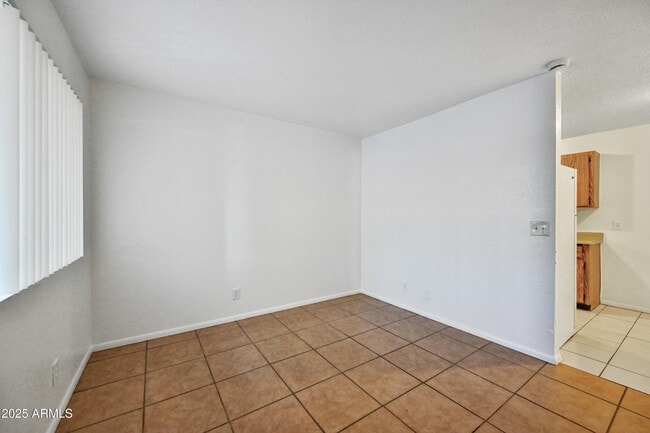 Building Photo - 725 E Vogel Ave