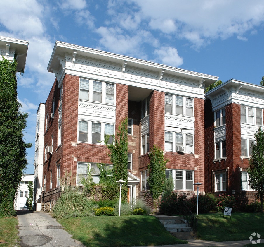 41204122 Warwick Blvd, Kansas City, MO 64111 Apartments in Kansas