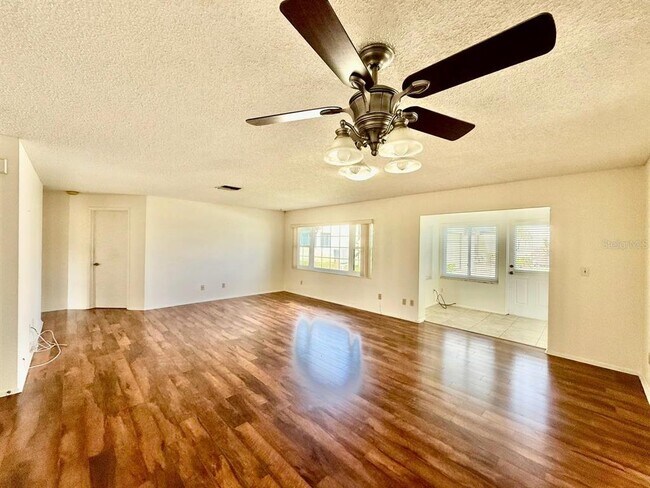 Foto del edificio - 940 Rosewood Ln