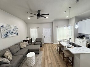 Building Photo - 1021 Calvin St