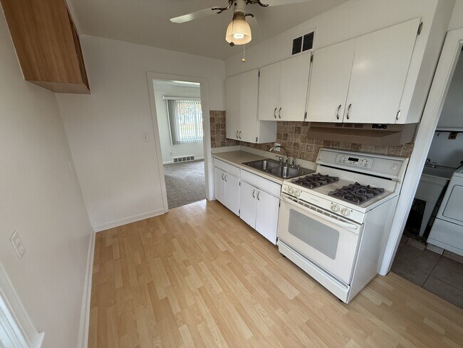 Foto del edificio - 22861 Rosalind Ave