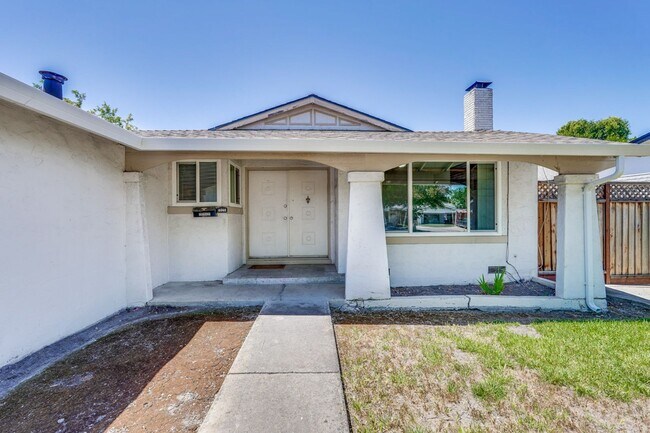 Foto del edificio - Spacious 3 Bedroom 2 Bath Home with 2 Car Garage and Central Air Conditioning