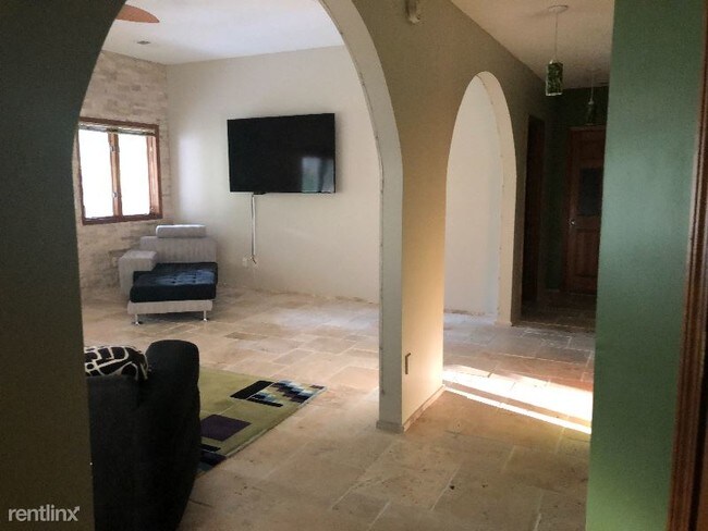 Foto del edificio - 8300 NW Forest Dr