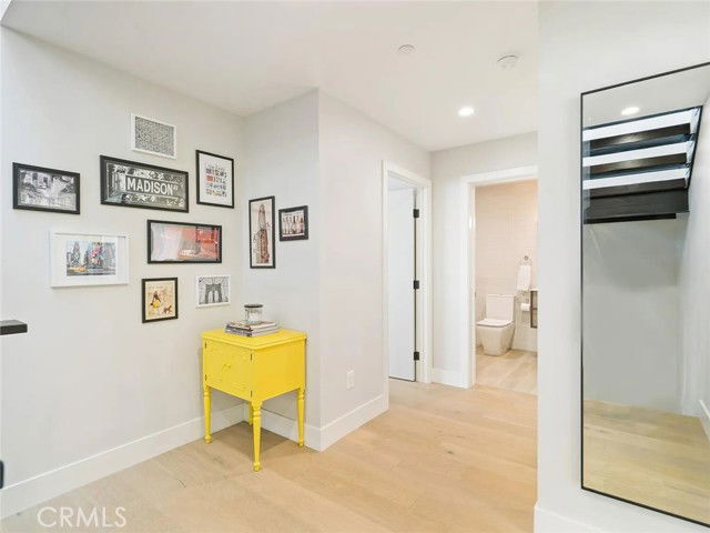 Foto del edificio - 811 1/2 North Detroit Street, Los Angeles, CA 90046 - 3 BR 3 BA house