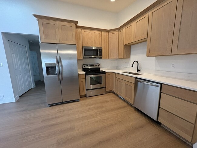 Building Photo - 765 Lupine Ct