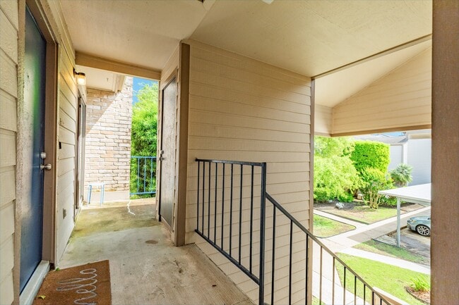 Building Photo - 7098 N Holiday Dr