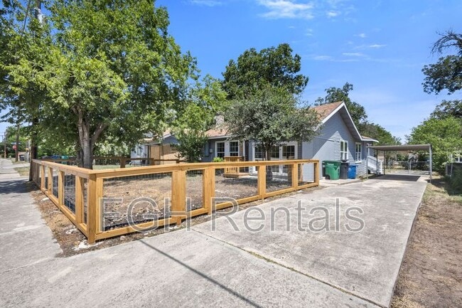 Photo - 915 Canton House