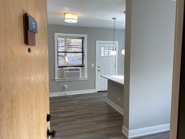 Building Photo - 3929 N Janssen Ave