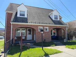 Building Photo - 122 E Main St