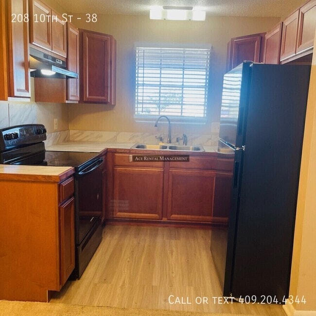 Building Photo - 208 S 10th St