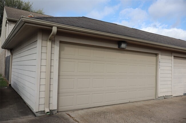 Building Photo - 1063 Birnham Woods Blvd