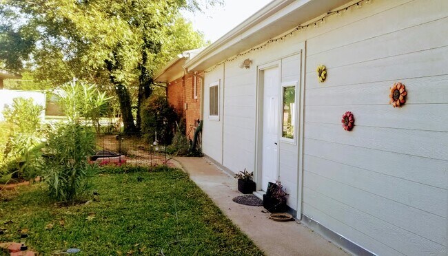 Entry to apartment for rent. - 3222 Walnut Hill Ln